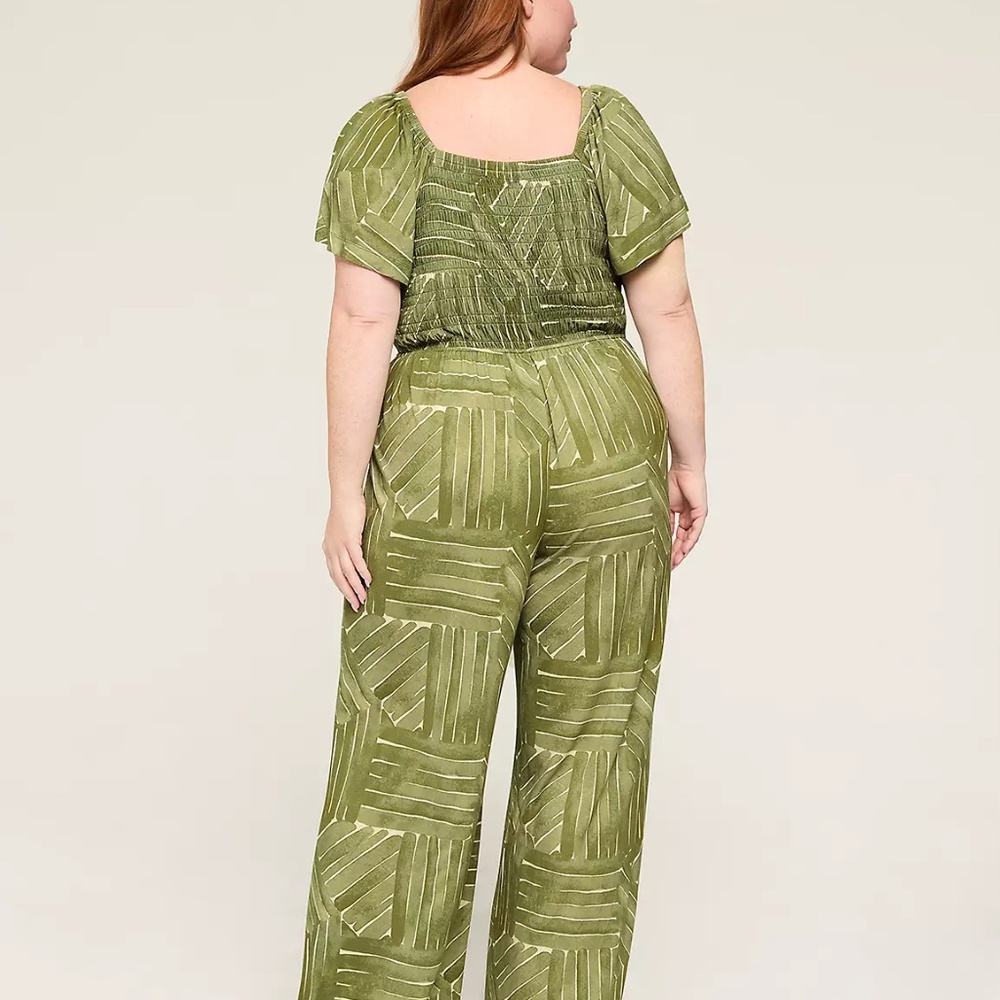 🌿 Olive Geo Smocked Jumpsuit - 22/24 – New/Like New - Picture 2 of 7